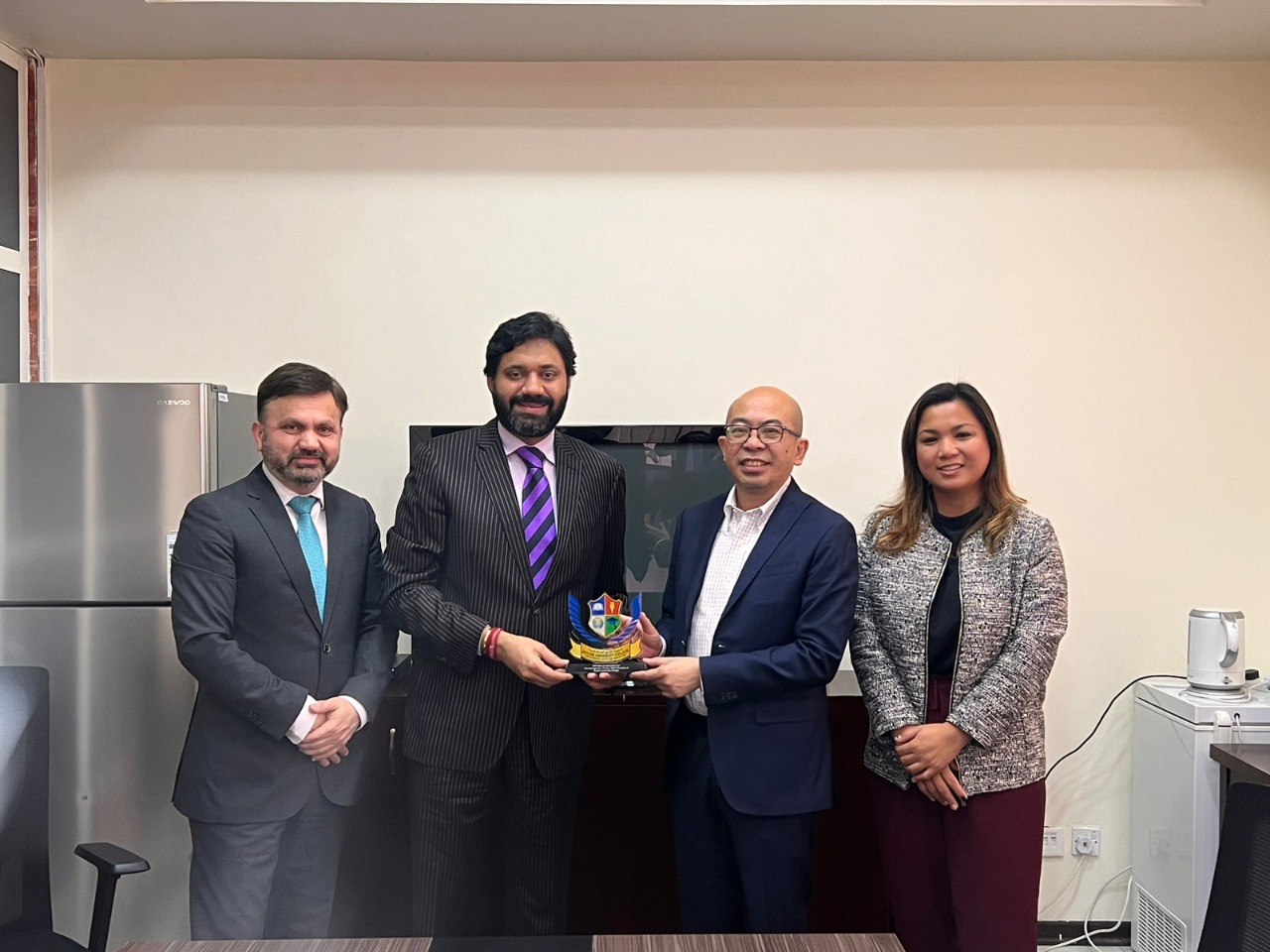 Skyline University College's Marketing & Communications Director and Board Member visit Consul General of Philippines in Dubai
